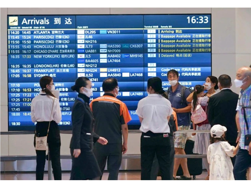 penumpang pakai masker di bandara haneda tokyo