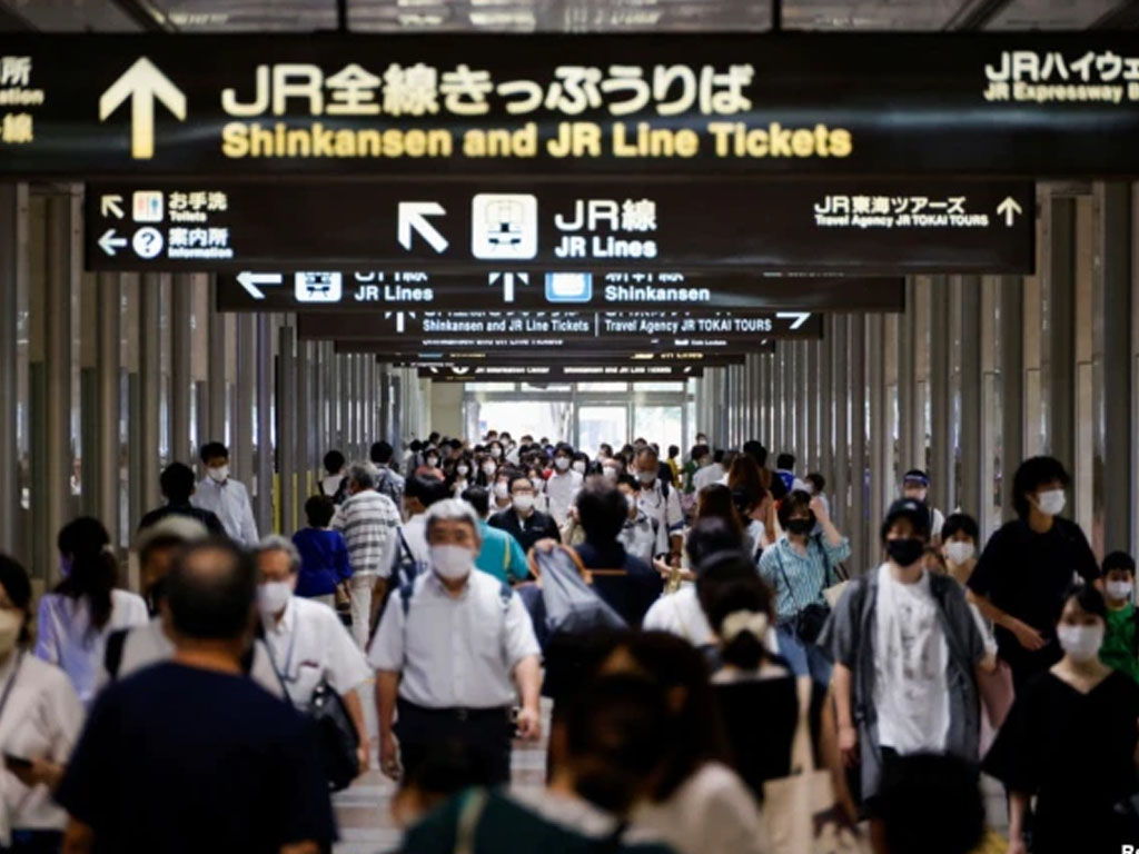 penumpang di nagoya pakai masker