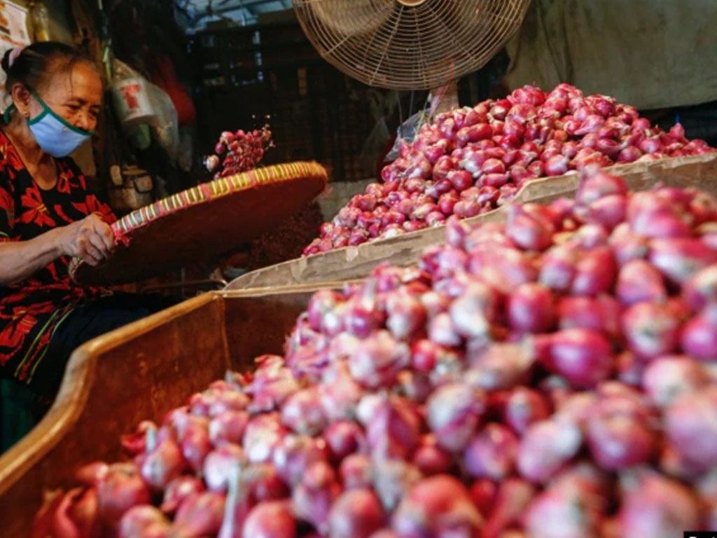 bersihkan bawang merah di pasar tradisional di jakarrta