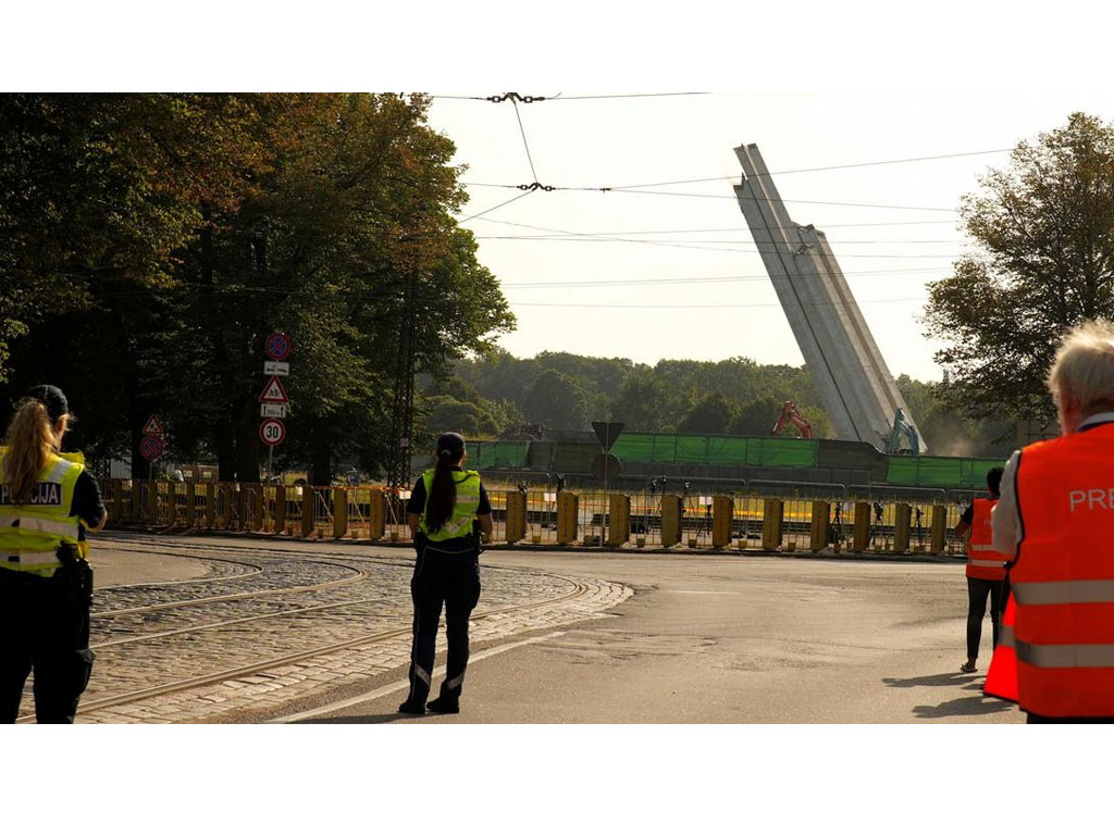 peruntuhan obelisk dari era Soviet di Latvia