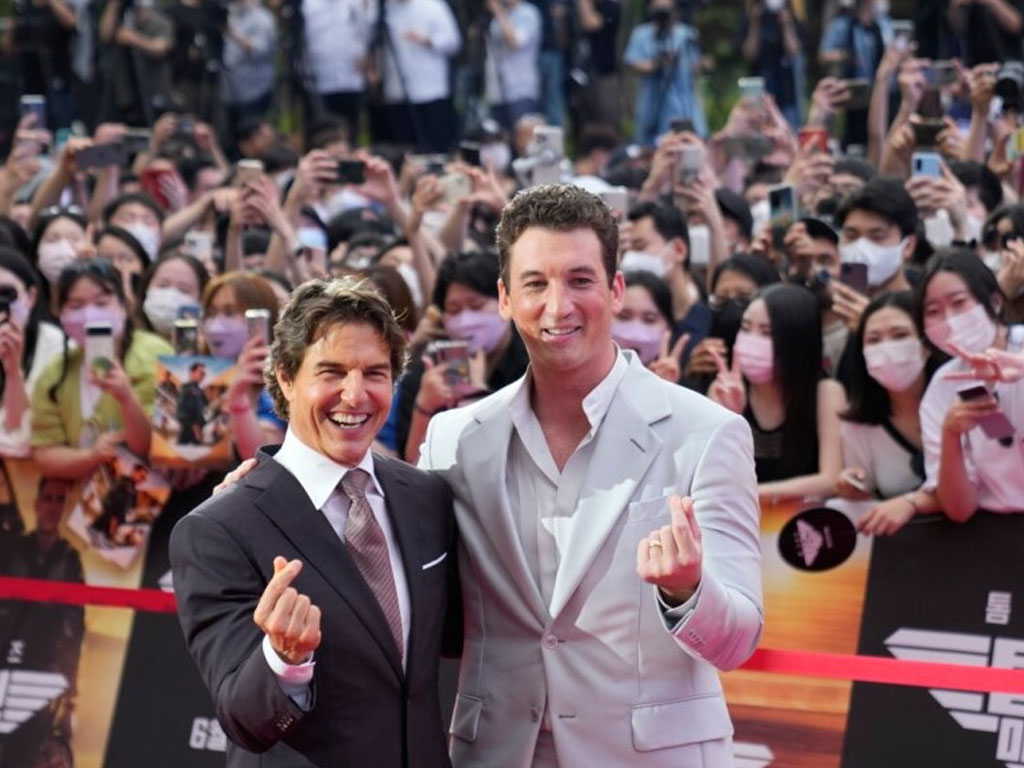 Aktor Tom Cruise (kiri) and Miles Teller
