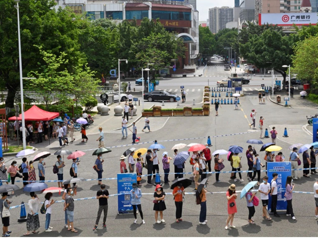 antre vaksinasi covid di Guangzhou