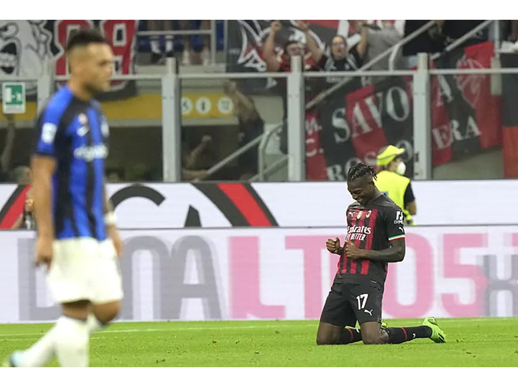 pemain ac milan rayakan gol