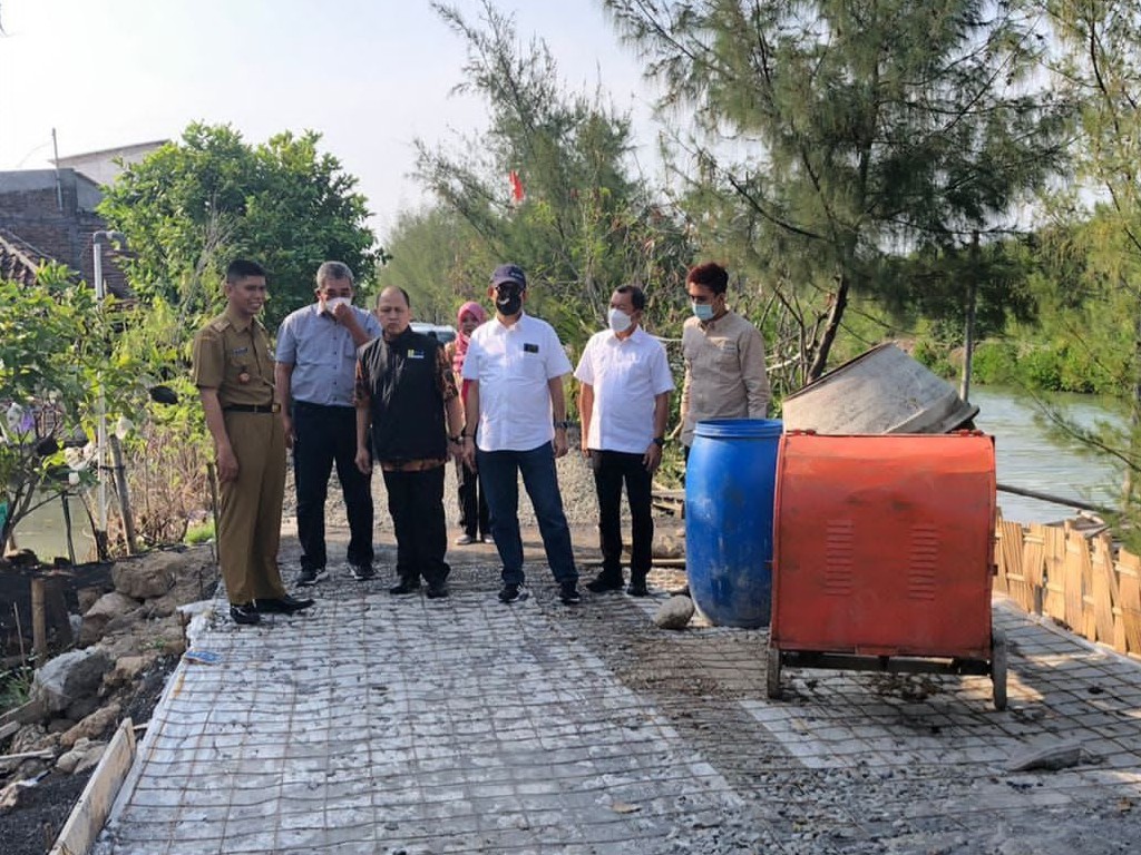 FABA PLN Perkuat Konstruksi Jalan dan Tanggul Penangkal Banjir Rob di