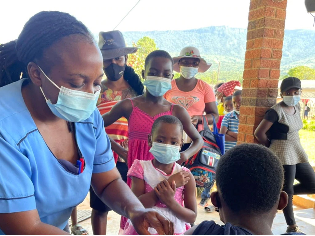 anak antre vaksin cacar di zimbabwe