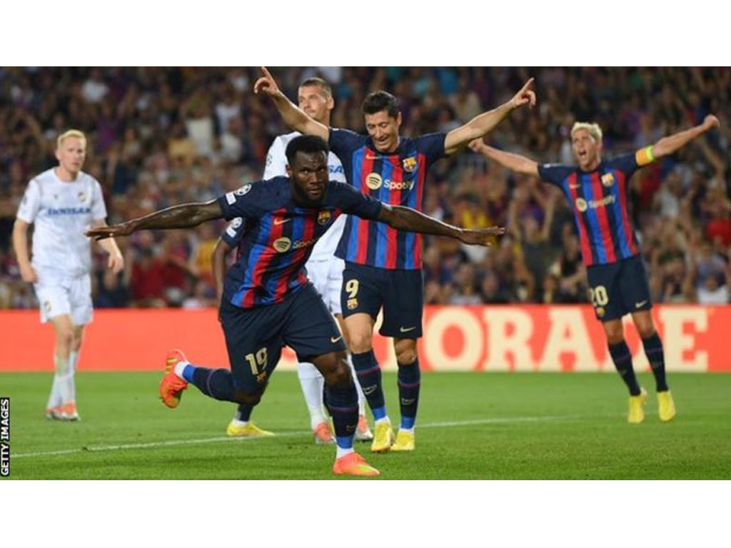 pemain barcelona rayakan gol