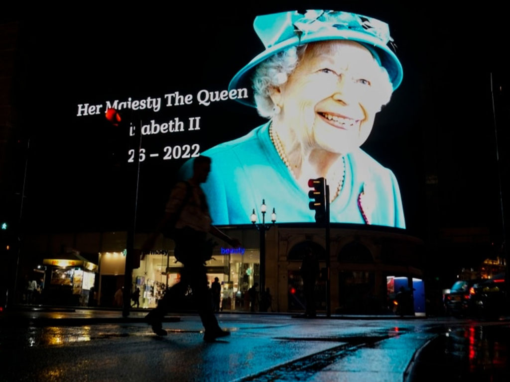 gambar ratu elizabeth di layar di london