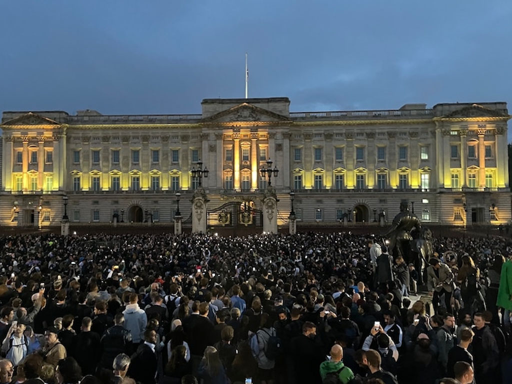 warga yang mendatangi Istana Buckingham