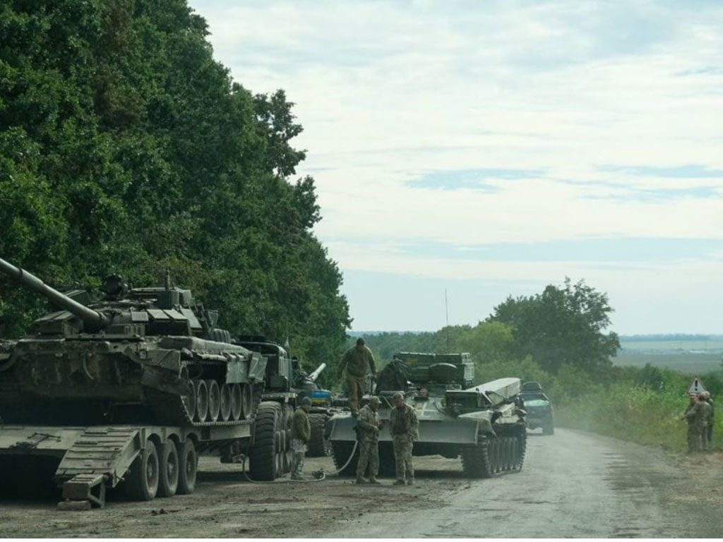 Tentara Ukraina memeriksa kendaraan militer Rusia