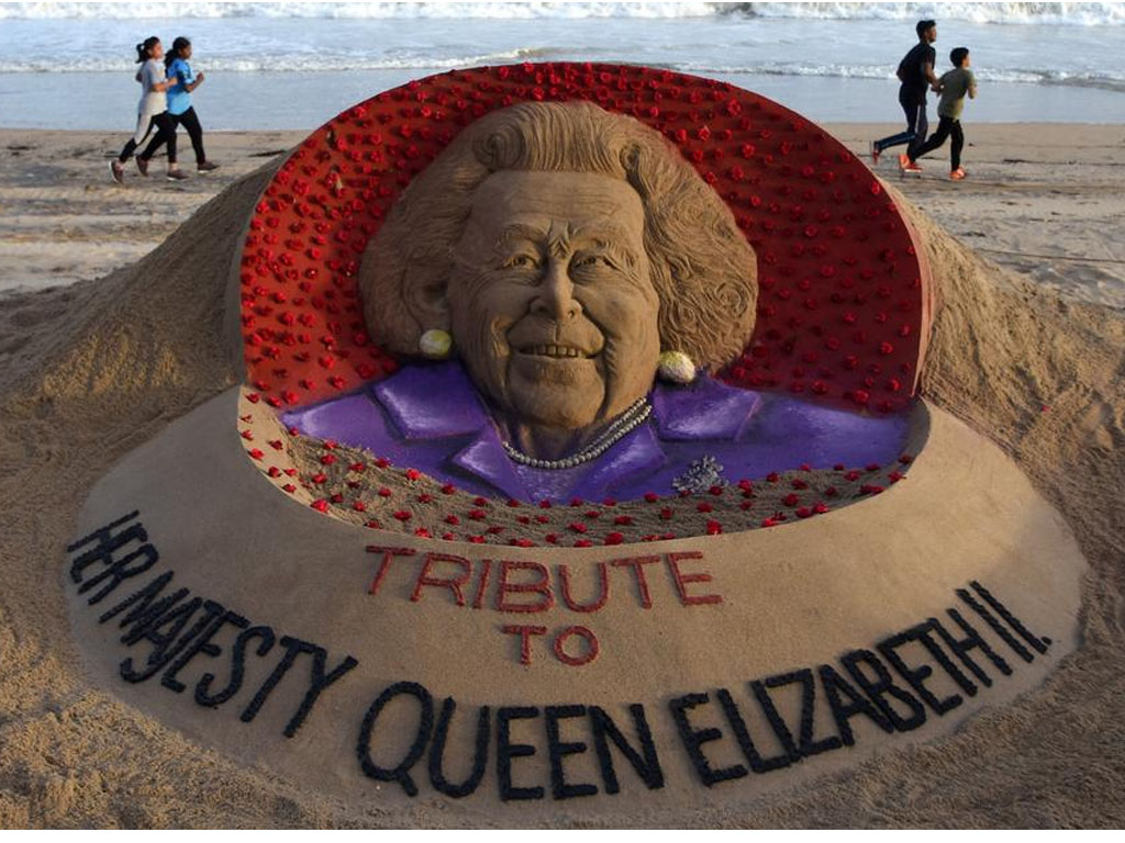 patung pasir ratu elizabeth ii di india