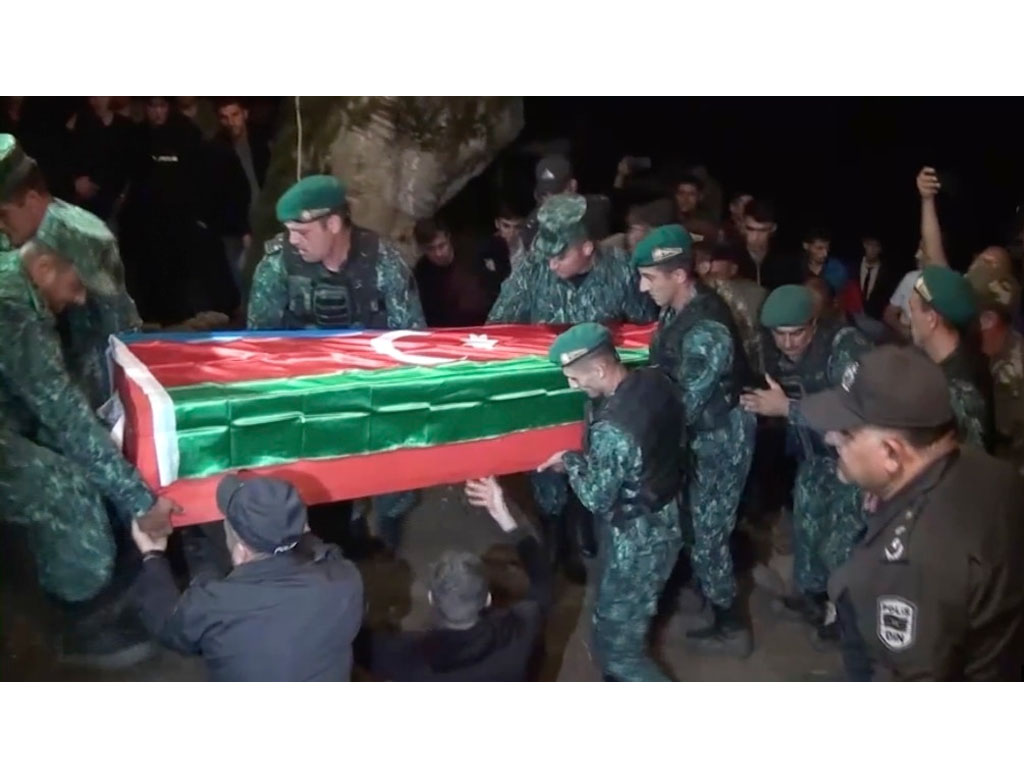Tentara Azerbaijan bawa peti mati rekan mereka