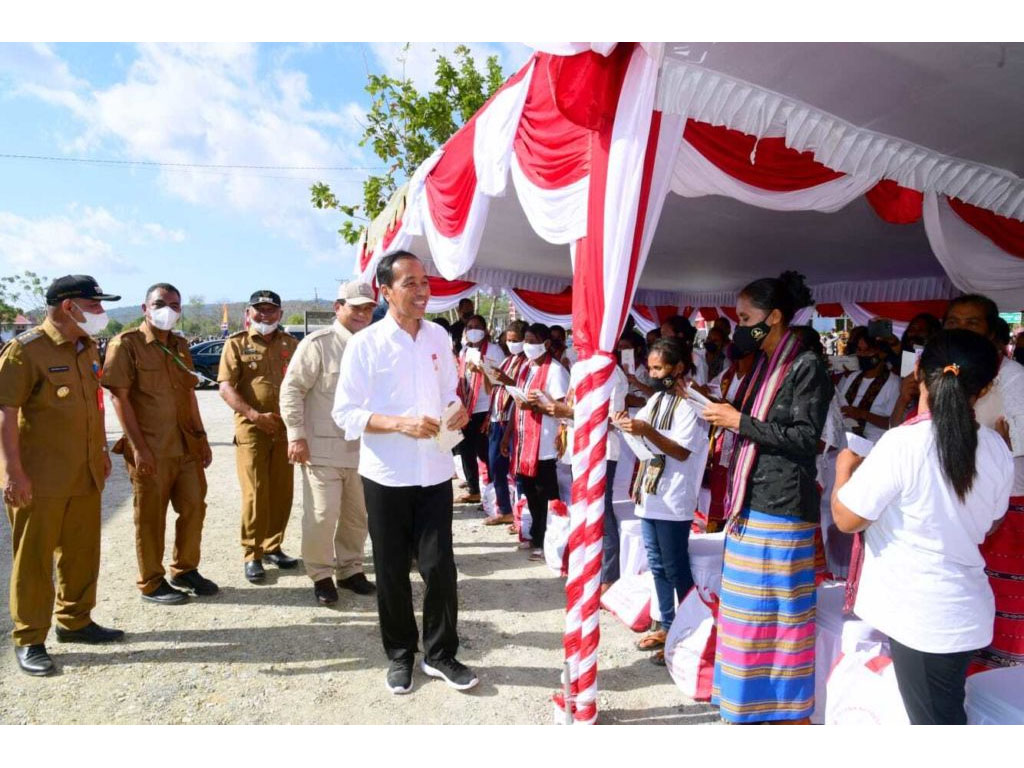 jokowi saksikan penyerahan blt di maluku