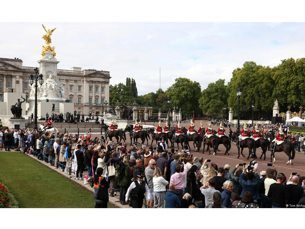 Ribuan orang antre untuk beri penghormatan ke Ratu Elizabeth II