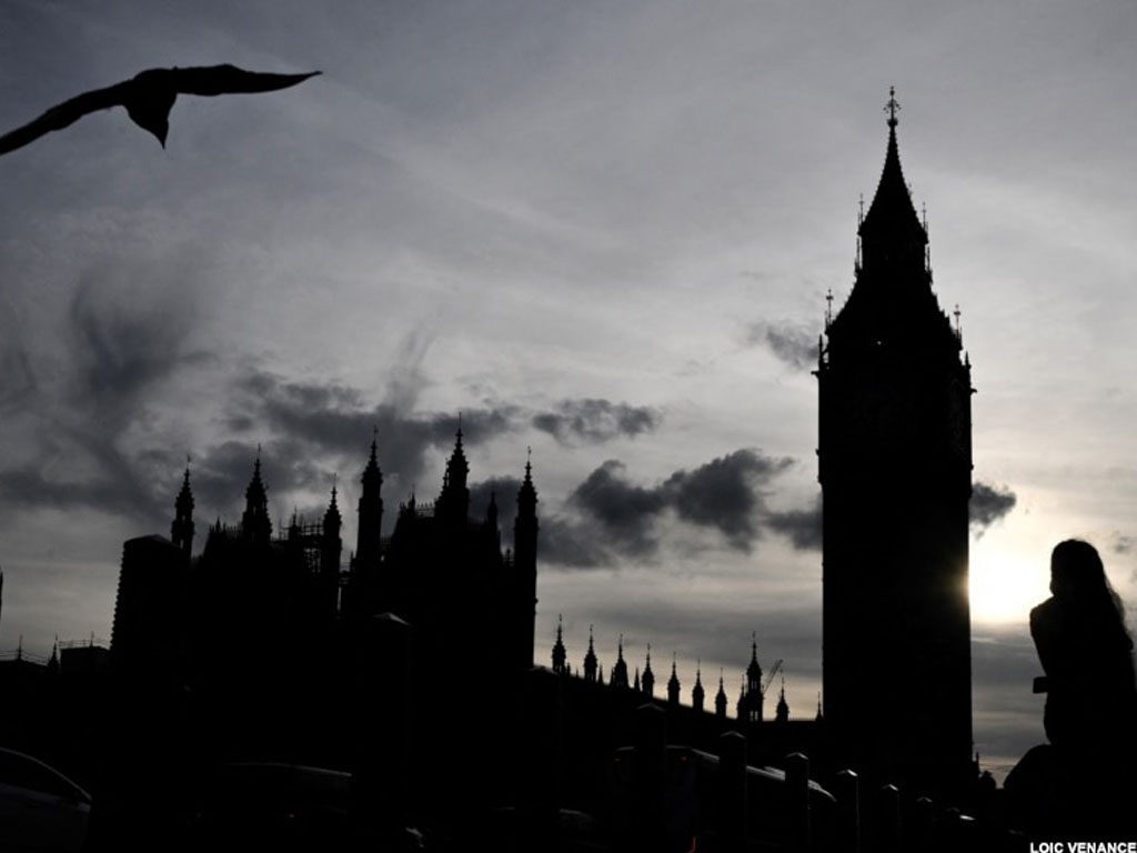 Seekor burung camar terbang menuju Istana Westminster