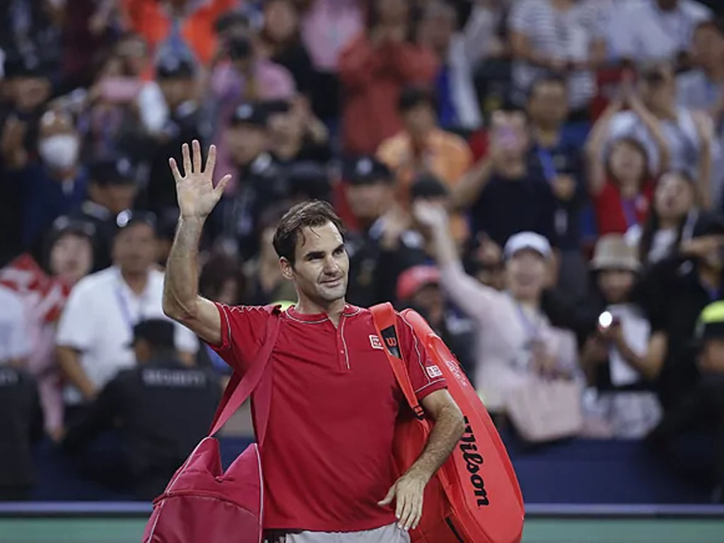 Roger Federer, melambai ke penonton