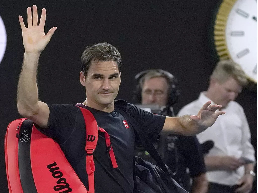 Roger Federer, melambai saat meninggalkan Rod Laver Arena di Melbourne
