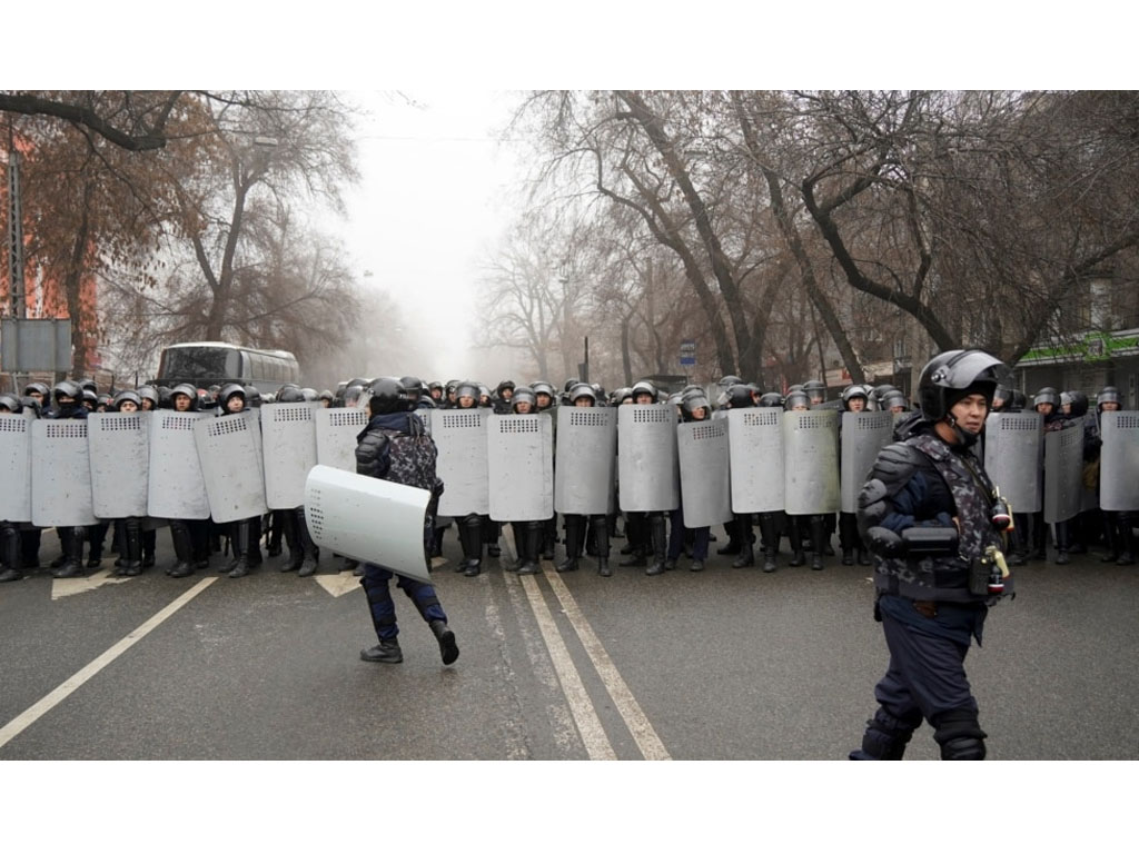 polisi anti huru-hara Kazakhstan