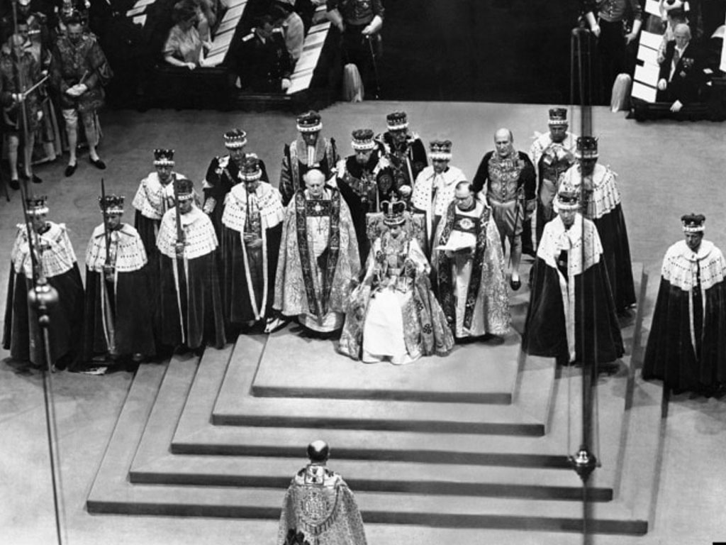 Ratu Elizabeth II duduk di atas tahta di Westminister Abbey
