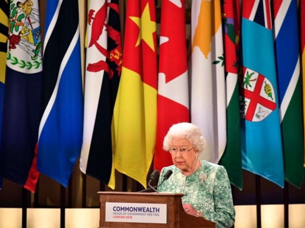 Ratu Inggris Elizabeth II berbicara