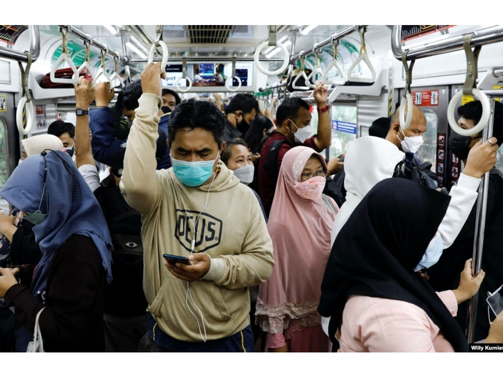 penumpang krl di jakarta pakai masker