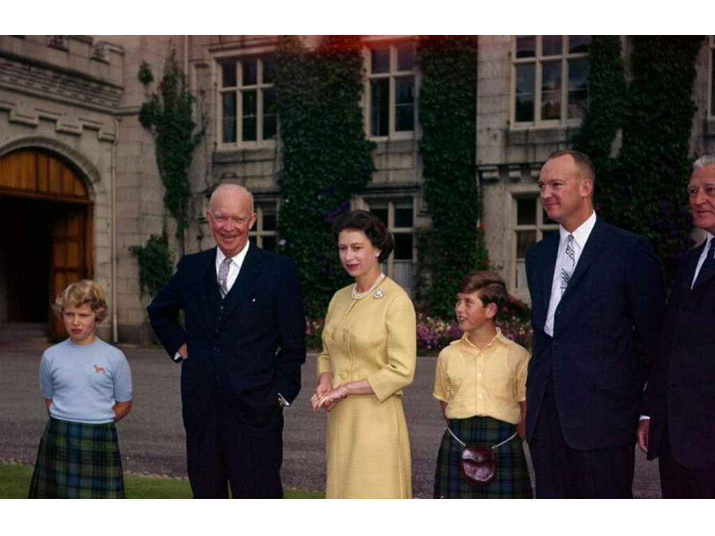 pangeran charles dng ibunya ratu elizabeth dan presiden Eisenhower