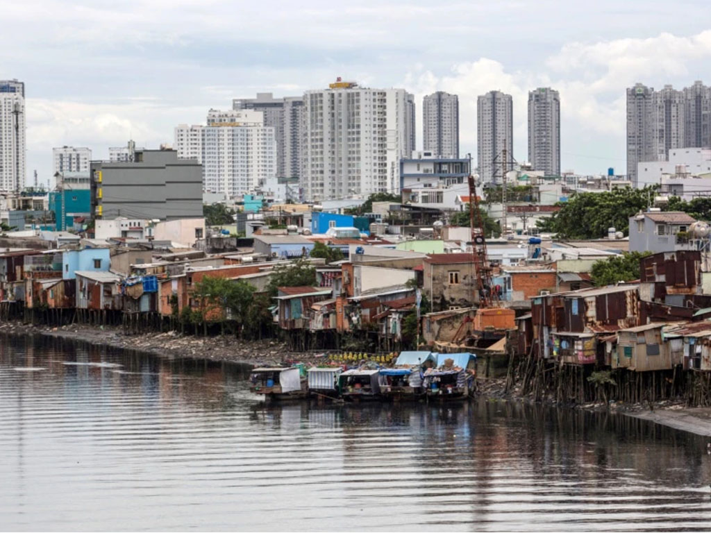 rumah di tepi kanal Te di Kota Ho Chi Minh Vietnam