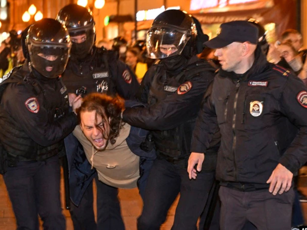 polisi tahan pria di moskow
