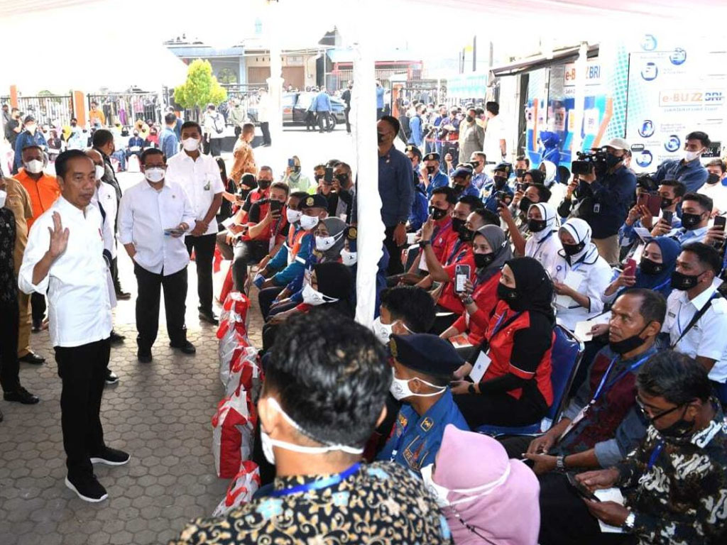 jokowi berikan bsu di kantor pos baubau