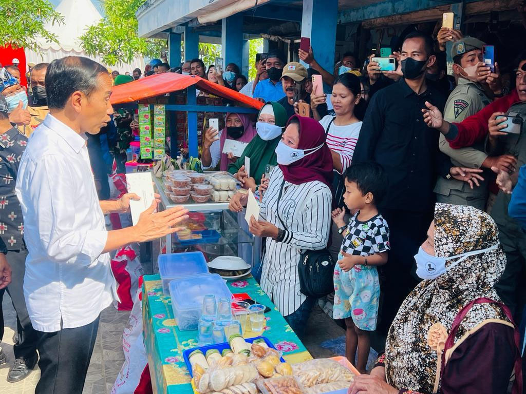Jokowi di Pasar Wameo Kota Baubau