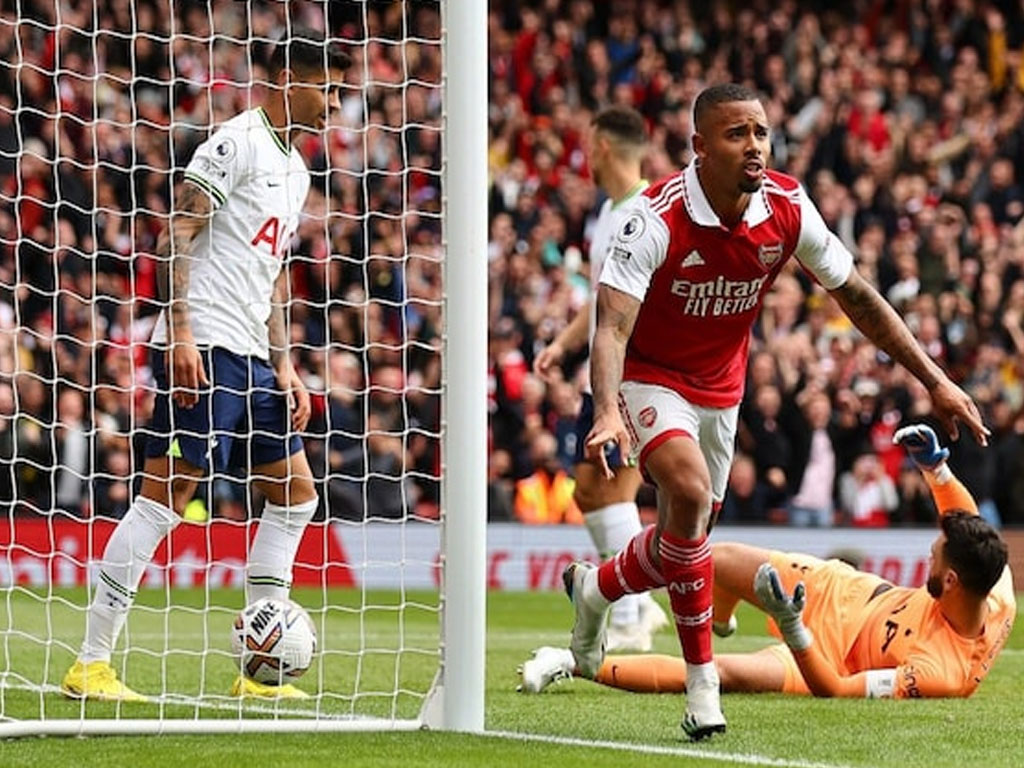 Gabriel Jesus rayakan gol kedua ke gawang Tottenham