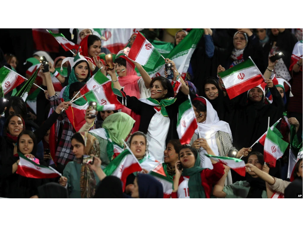 perempuan iran nonton bola