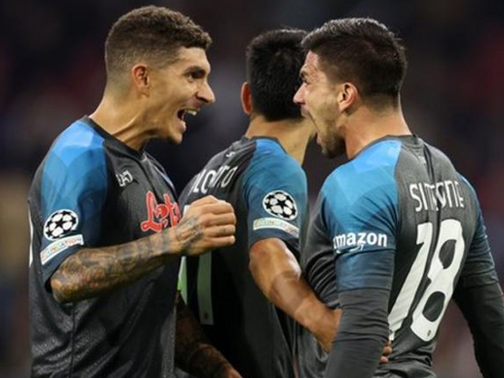 pemain napoli rayakan gol ke gawang ajax