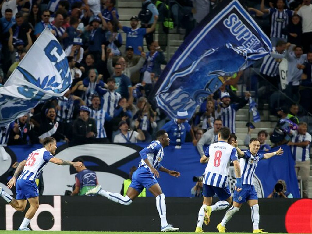 pemain porto rayakan gol ke gawang leverkusen