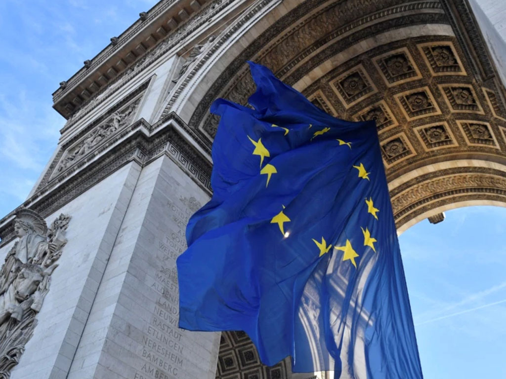 bendera uni eropa di paris