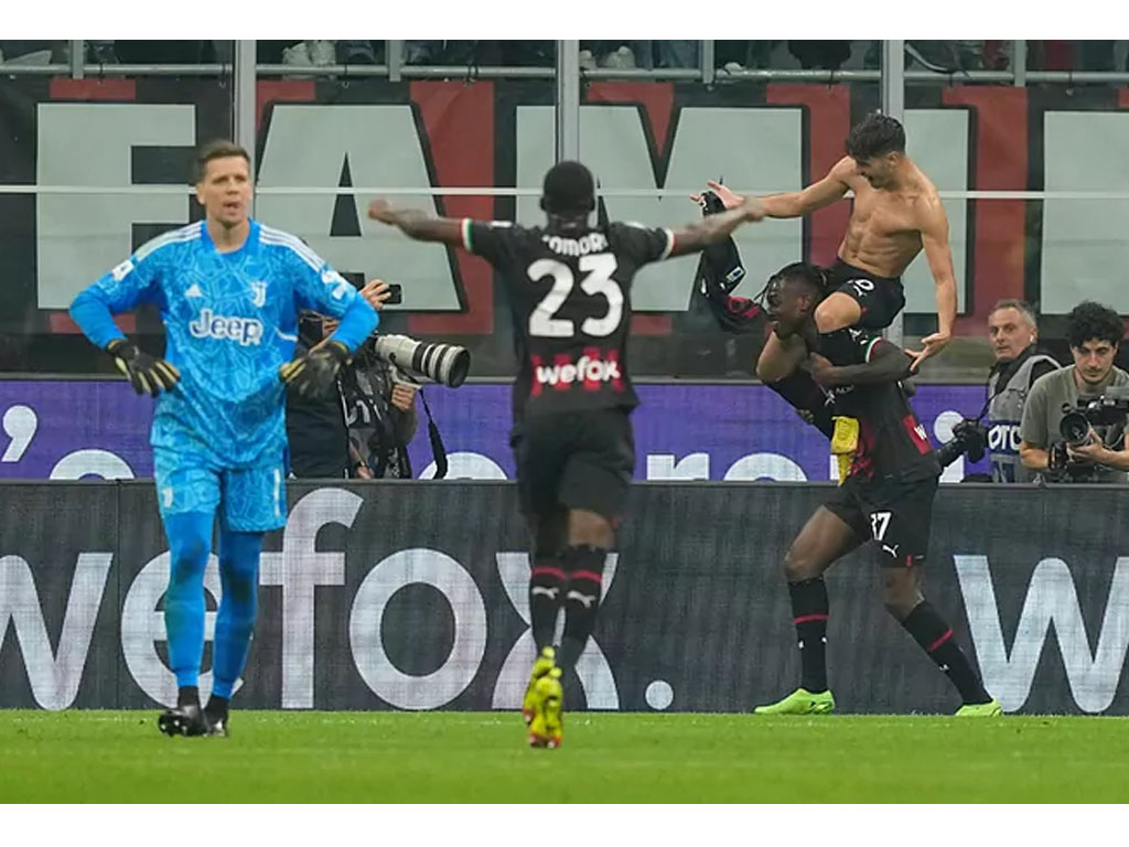 pemain milan rayakan gol