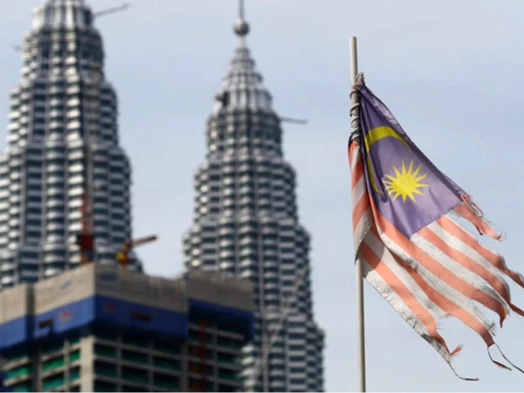 bendera malaysia di depan petronas