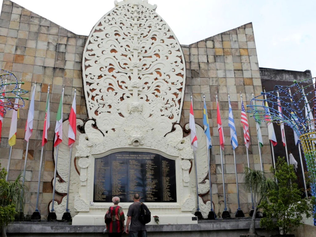 turis australia kunjunigi monumen bom bali