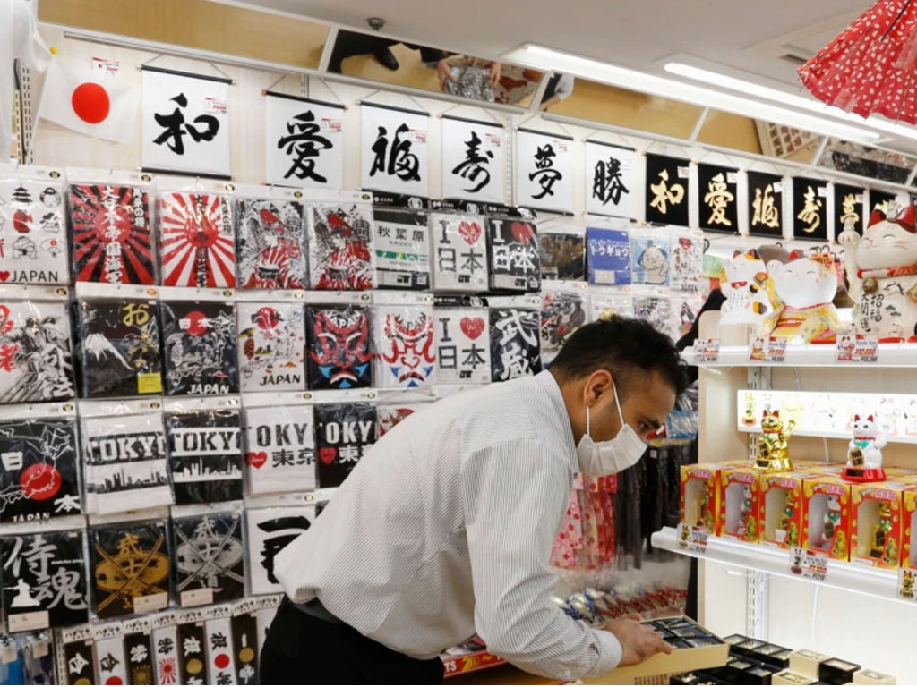 Seorang karyawan toko di tokyo