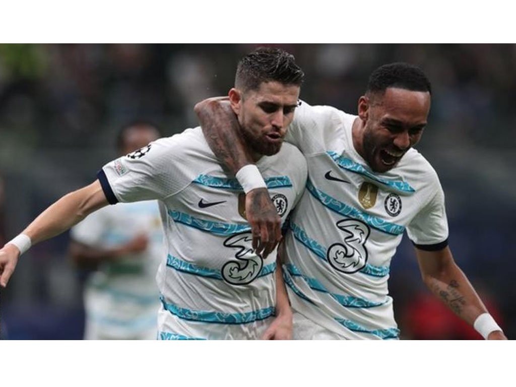 pemain chelsea rayakan gol