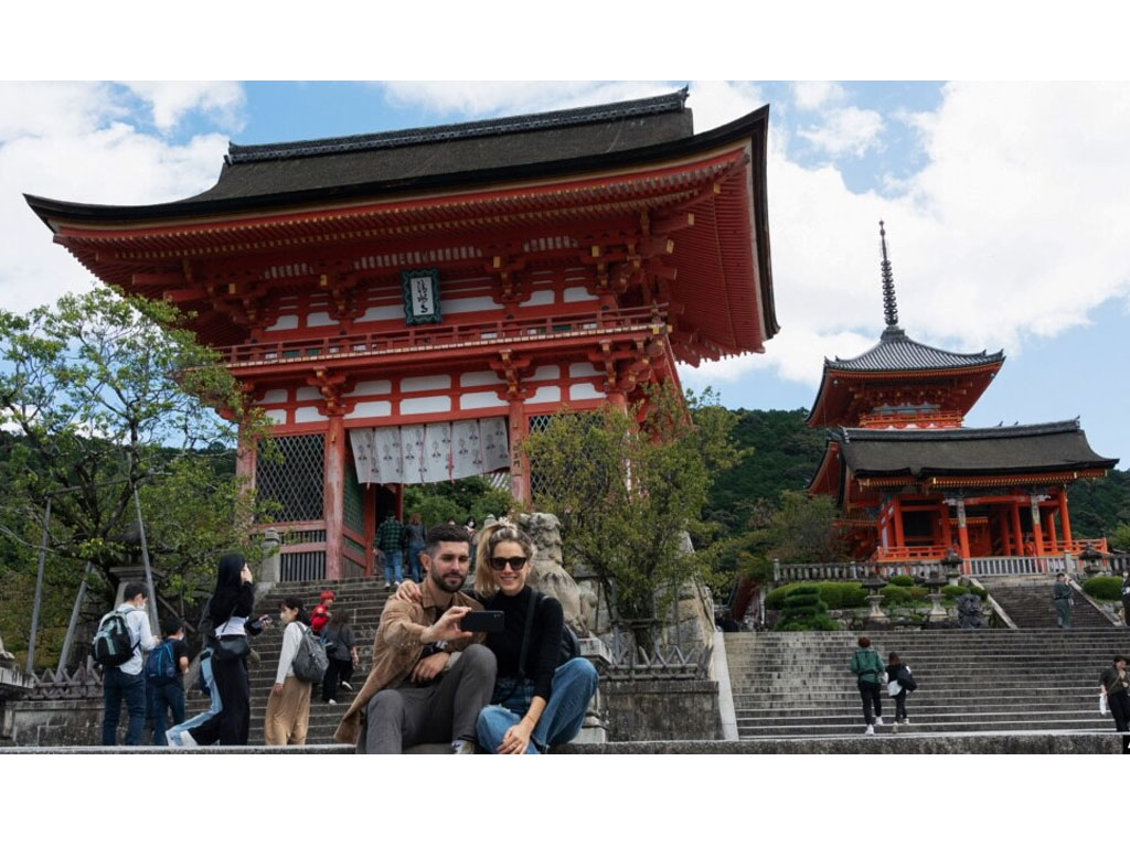 turis selfie di dekat pintu masuk kuil Kiyomizu-dera