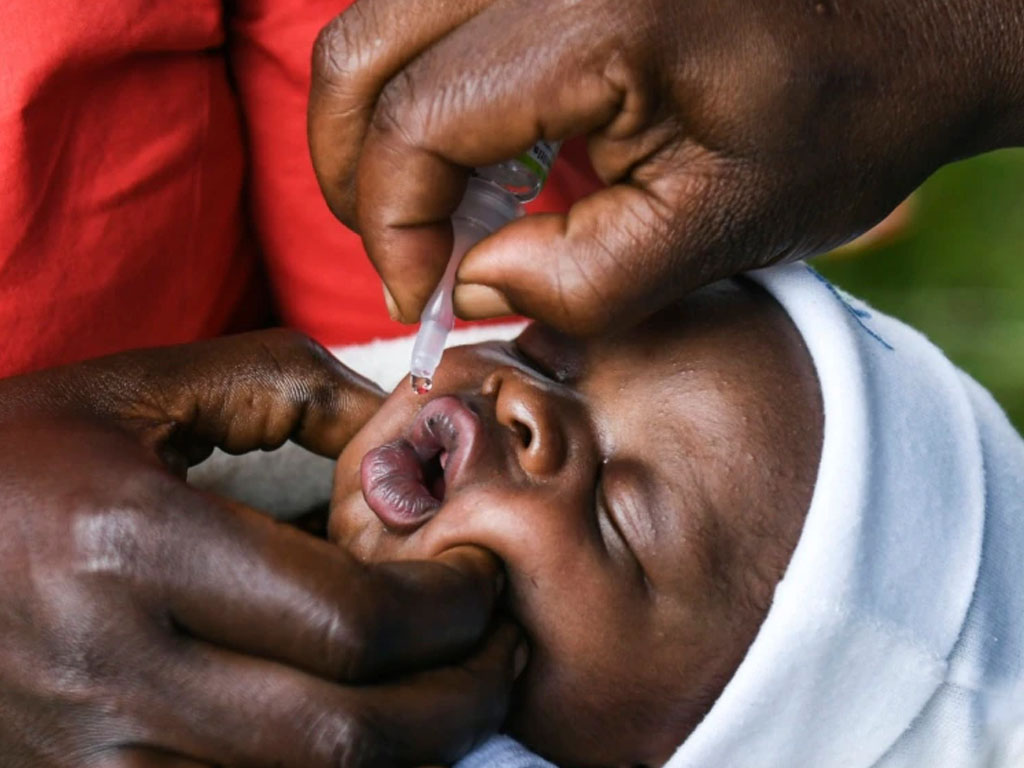 Seorang bayi menerima vaksin polio di malawi