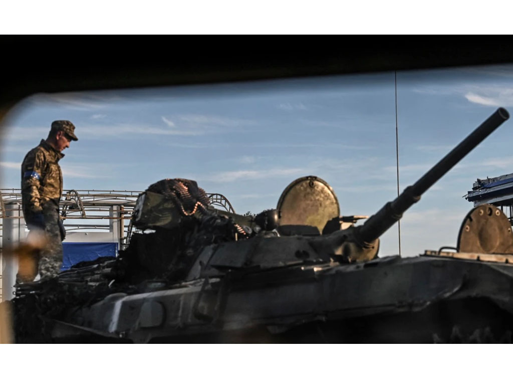 tentara ukraina di atas tank