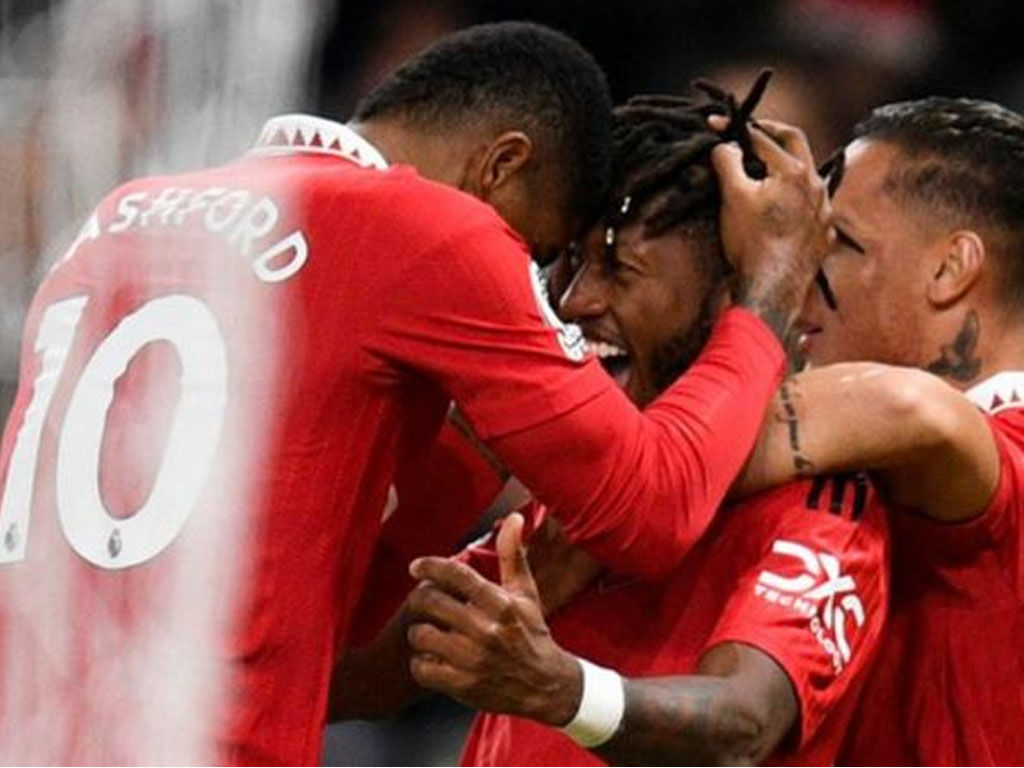 pemain united rayakan gol