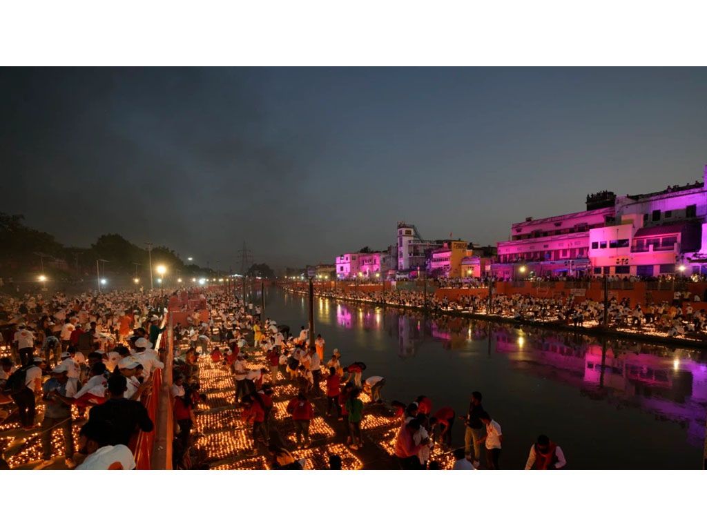 Warga nyalakan lampu di tepi sungai Saryu di Ayodhya India