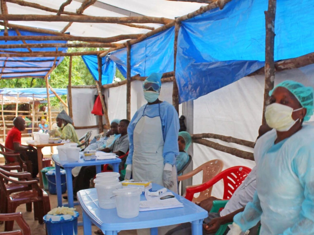 petugas kesehatan rawat pasien ebola di Sierra Leone