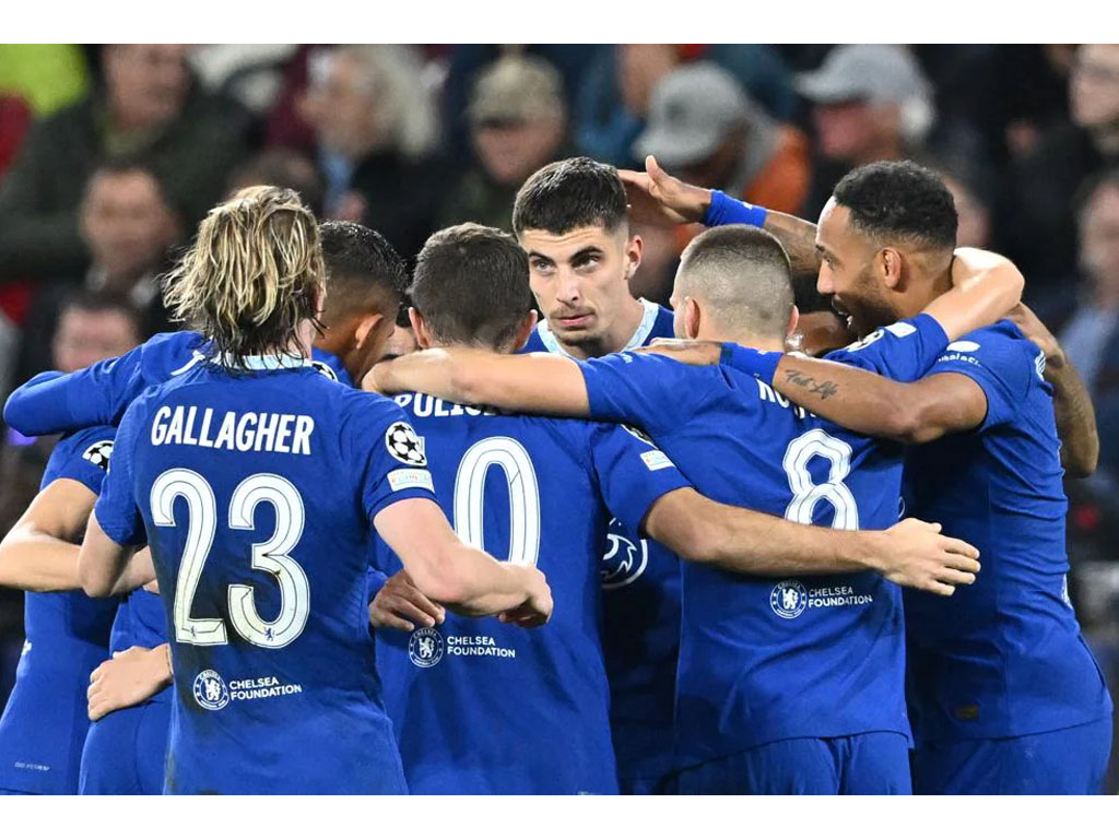 pemain chelsea rayakan gol