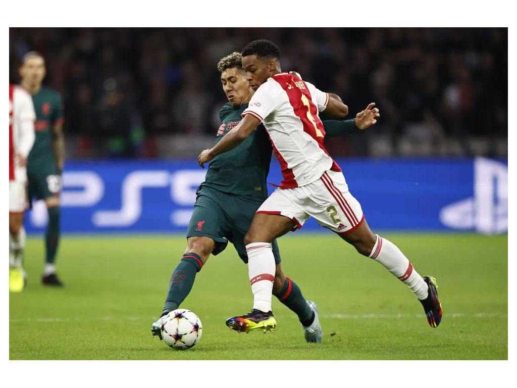 firmino berebut bola dng pemain ajax