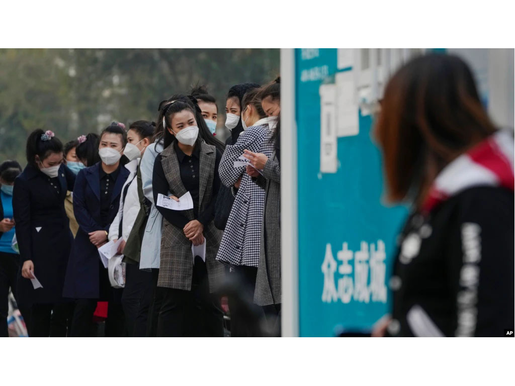 warga beijing antre tes swab covid