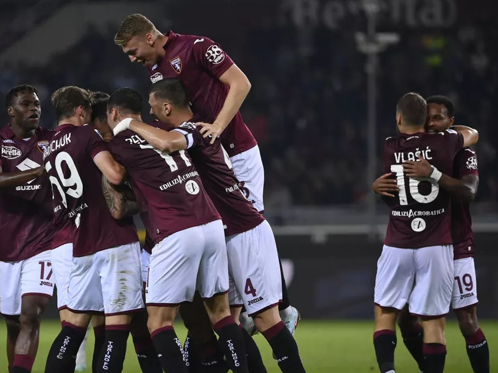 pemain torino rayakan gol