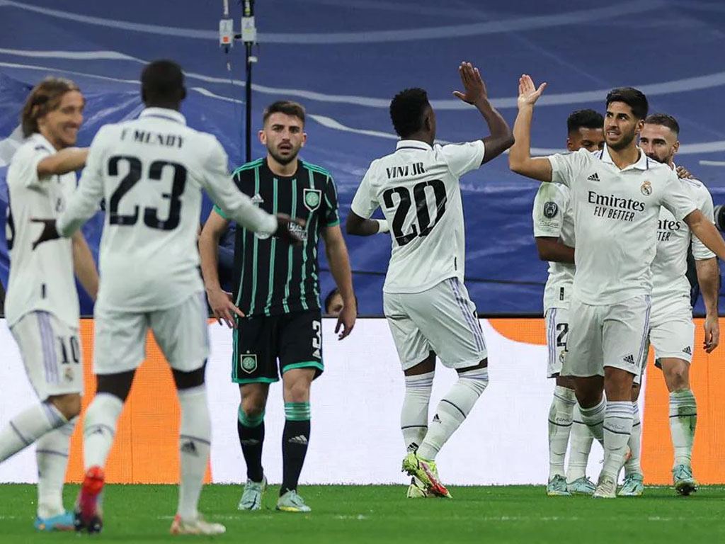 pemain madrid rayakan gol